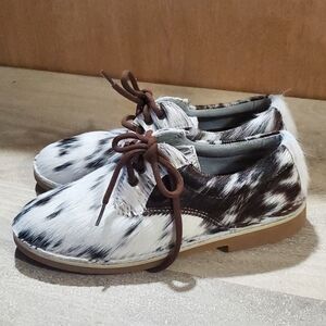 UWEZO OXFORDS NWOT SZ 7.5. CALF HAIR. LEATHER.